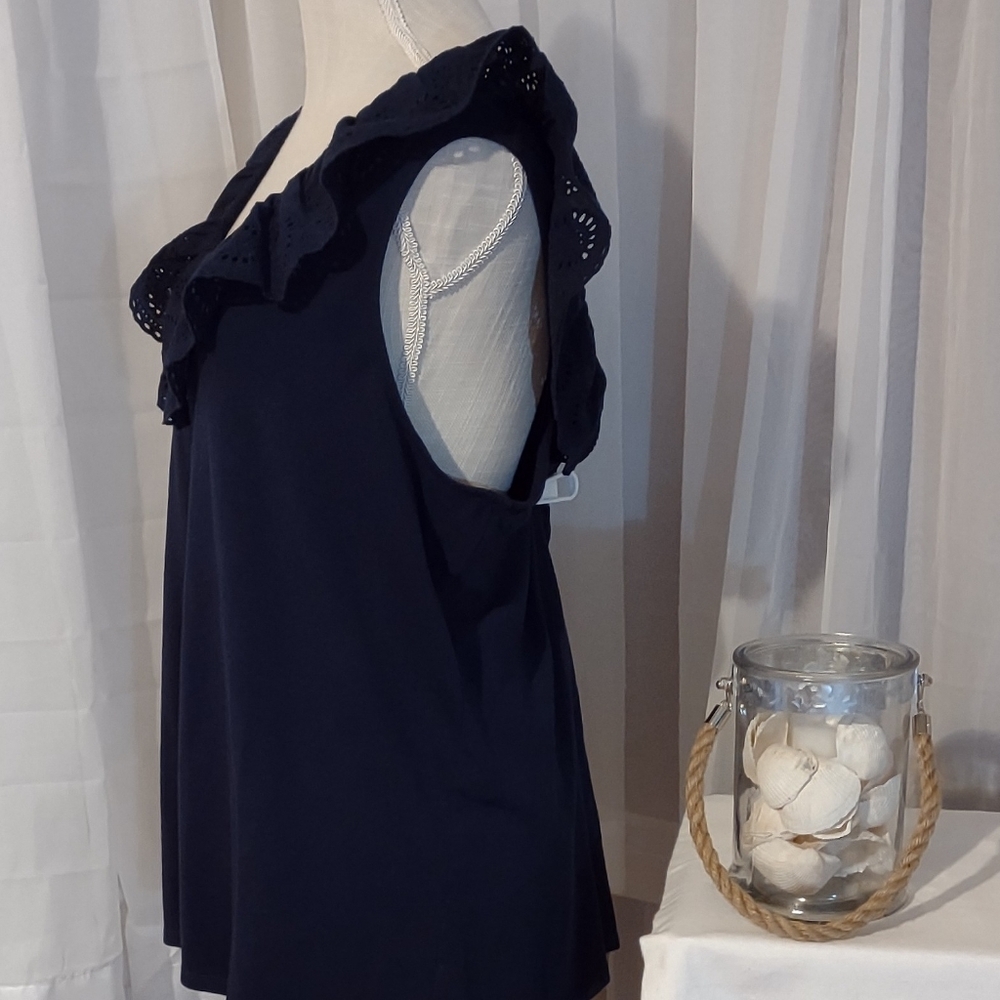 # Crown and Ivy eyelet trim Sleeveless Blouse. Size 3X Curvy. - Picture 4 of 7